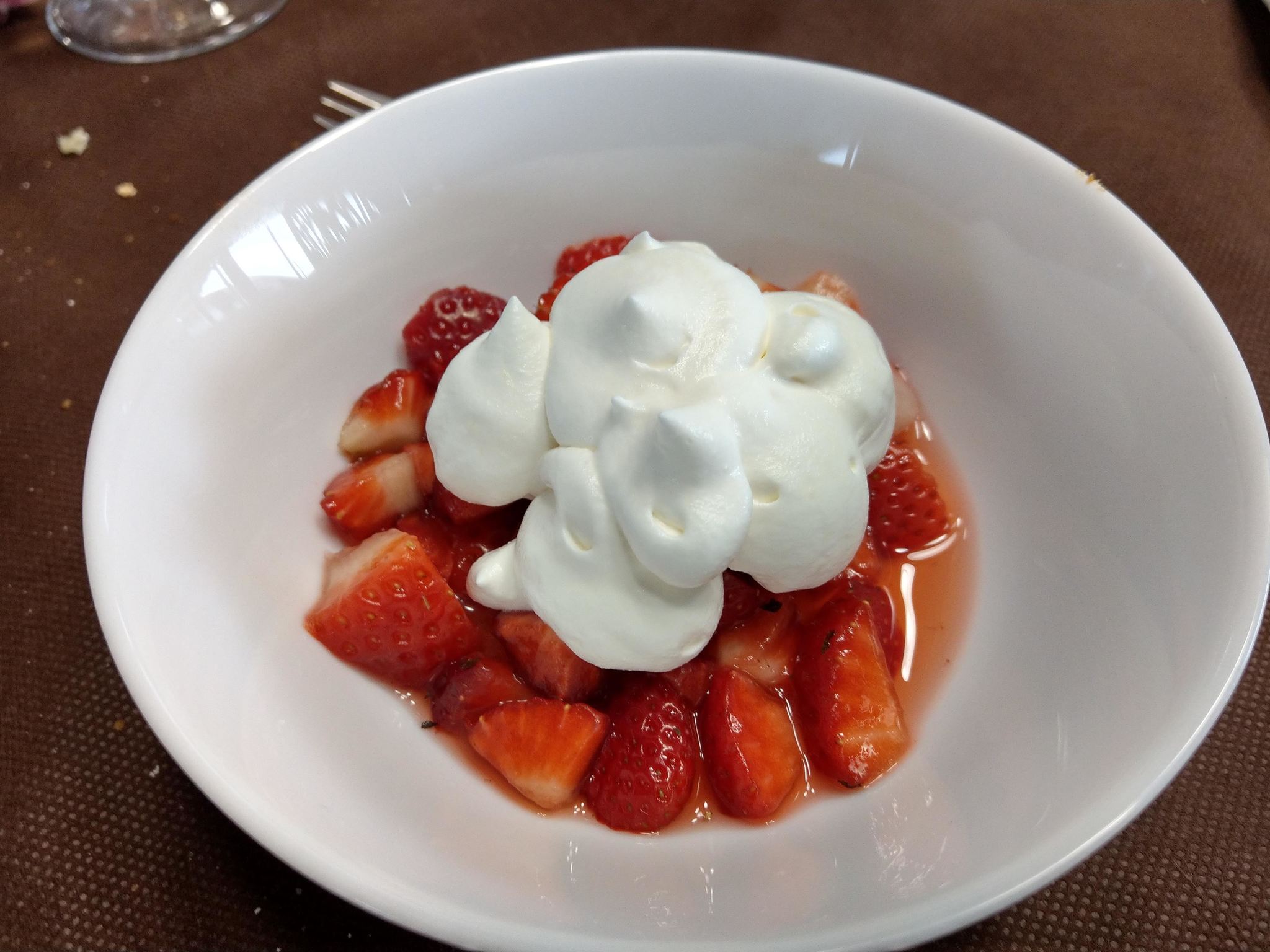 Fragole locali con panna montata al momento